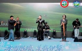 “冰雪胜境 美哉伊犁”2025伊犁冬季文旅推介会走进成都宽窄巷子